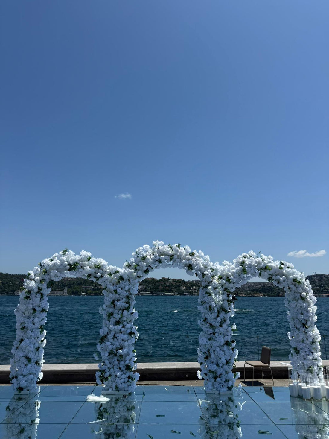 Hayallerdeki Düğün: Beyaz Çiçekli Dekorasyonun Büyüsü
