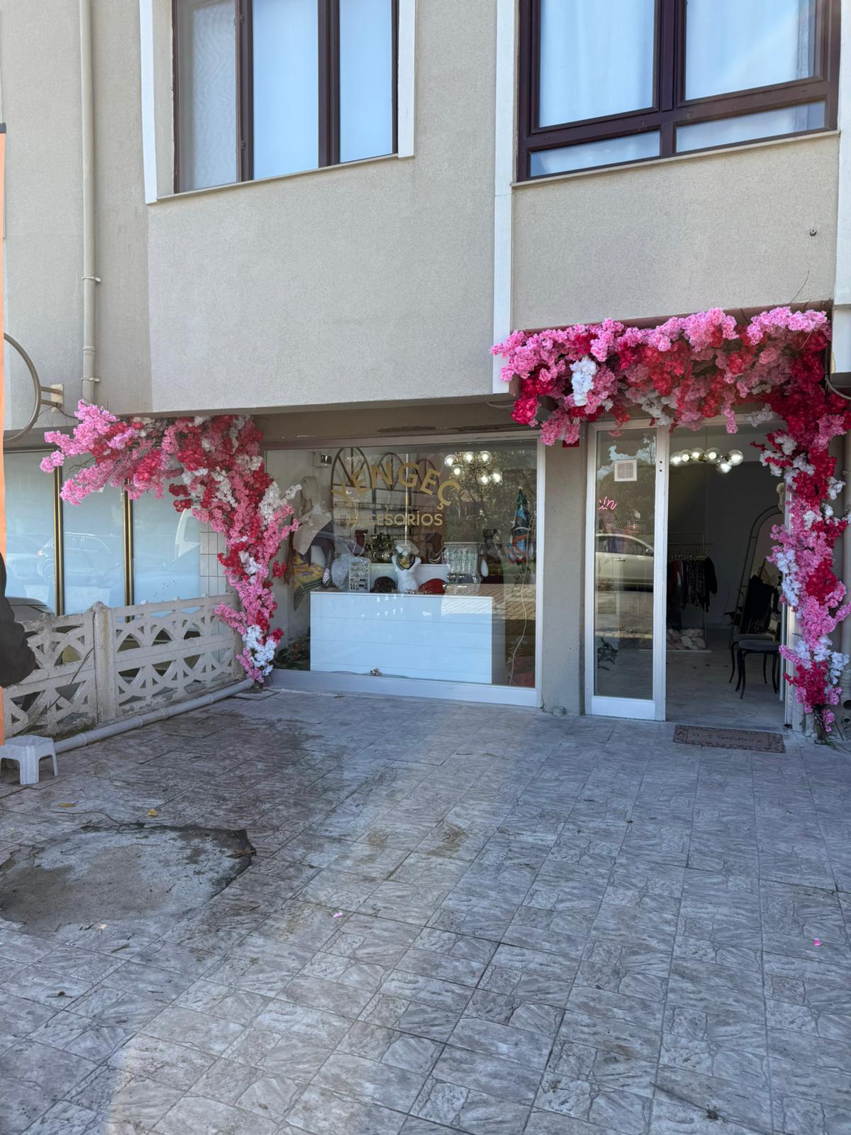 Vitrin Tasarımında Çiçek Etkisi: Yengeç Accessories Projemiz