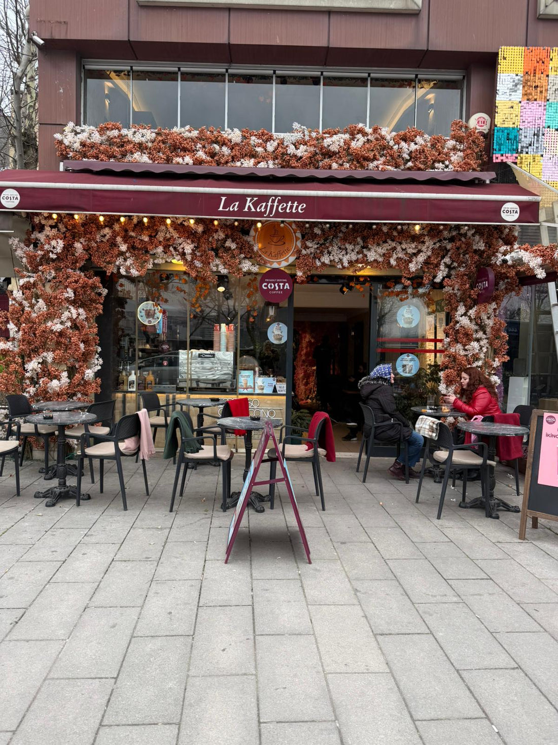 La Kaffette kafe girişi yapay çiçek takı ve dış cephe bitkilendirme uygulaması.