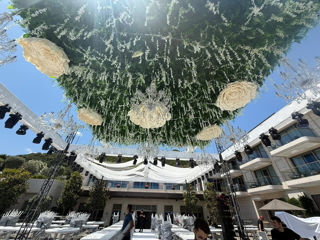 Etkinlik tavan tasarımı için kristal şamdanlı ve beyaz sarkıt çiçekli yapay bahçe uygulaması.